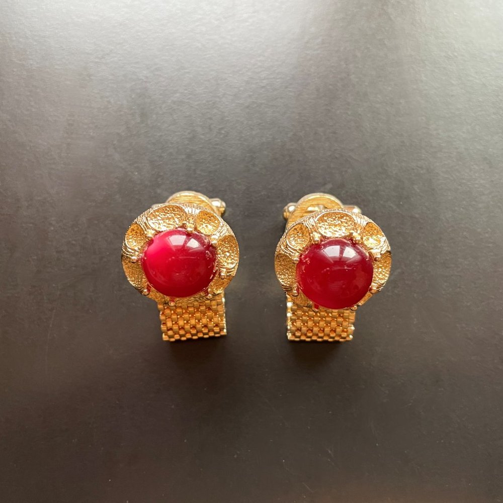 Vintage 1970s Gold Tone Mesh Wrap Cufflinks w/ Red Cabochon Stone